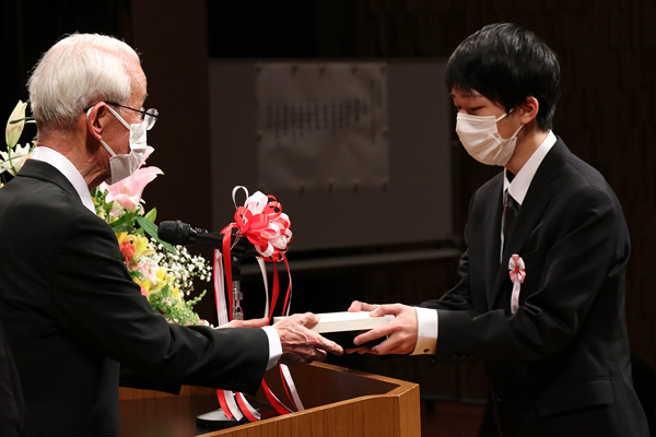 出席者を新入生と教職員に制限して規模を縮小、席同士の間隔を空け、マスクを着用しての入学式となりました。 新入生たちは期待と緊張感の入り交じった初々しい表情でした。